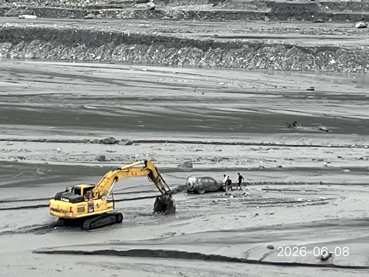 馬太鞍溪水暴漲工地主任撤離時吉普車遭沖走。林保署花蓮分署提供