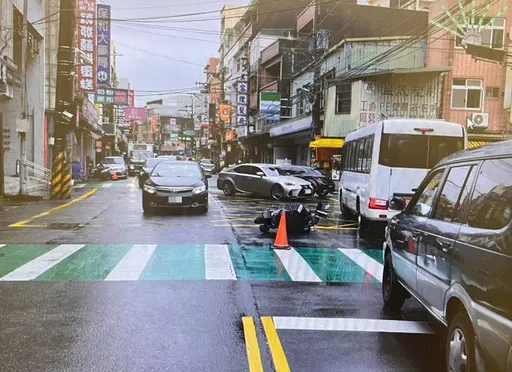 疑轉彎車未禮讓直行車！　機車騎士遭直行租賃車撞倒釀1傷