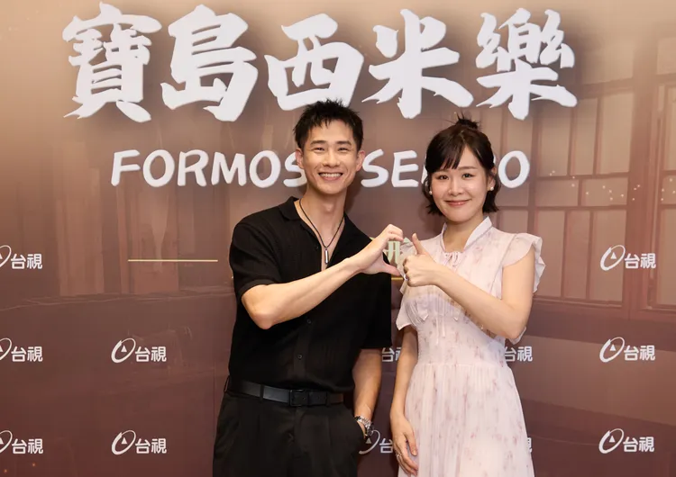 盧彥澤(左)和何宜珊殺青後終於有時間陪伴家人。台視提供