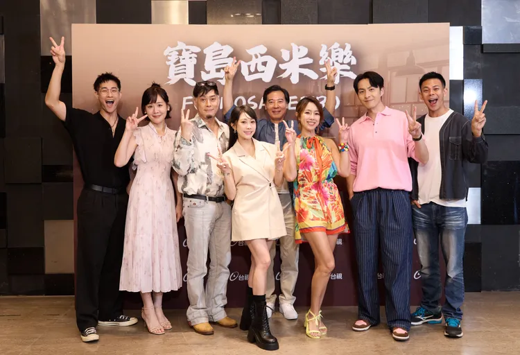 盧彥澤(左起)、何宜珊、林健寰、黃露瑤、尹昭德、黃瑄、張雁名、孫綻歡慶殺青。台視提供
