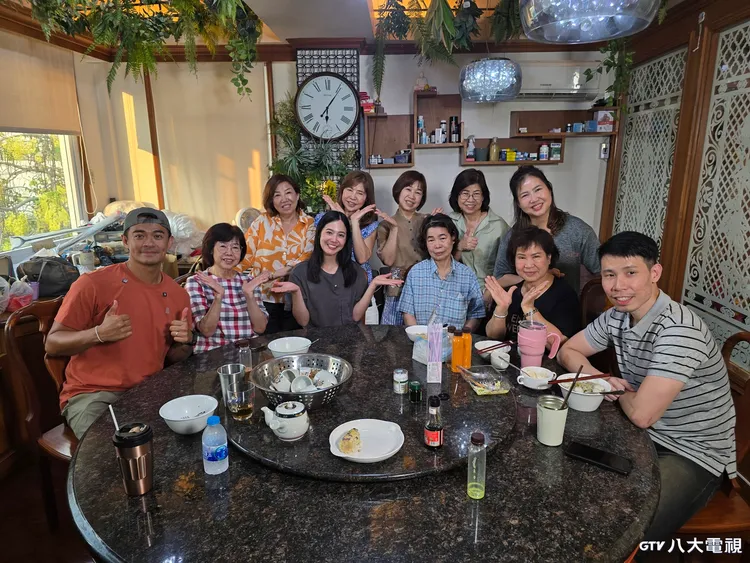 融融（前排左一）跟著黃可欣（前排左三）參加有她媽媽(前排左二)出席的家族聚會。八大電視提供