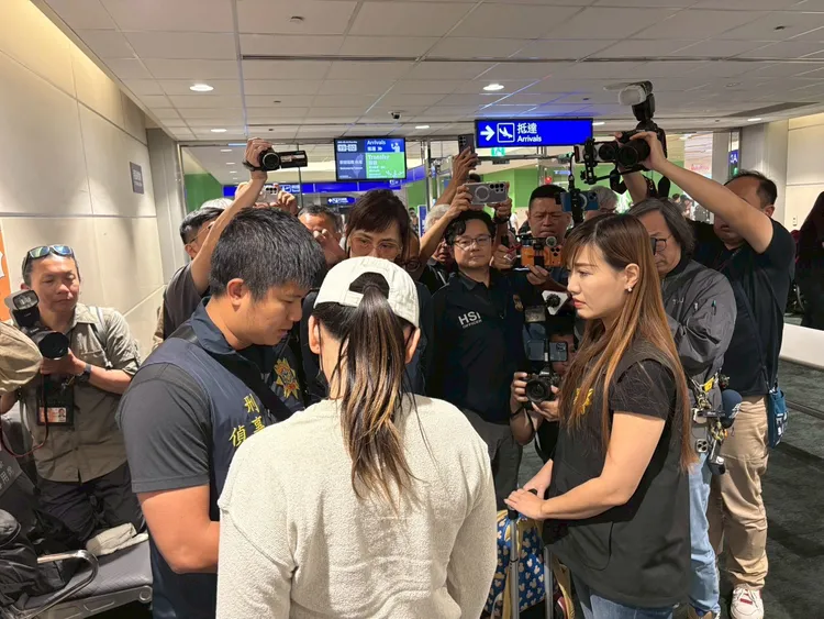 劉喬安涉及侵占、毒品等罪，遭國內五個地檢署通緝在案，今日被押解回台歸案。翻攝畫面