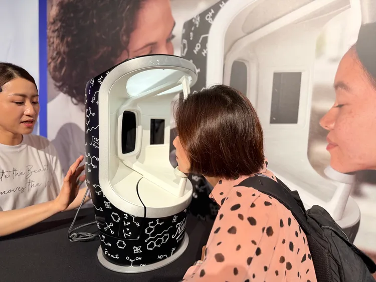 契爾氏「Derma Reader」升級AI肌膚檢測系統，可透過AI成像演算法分析肌膚狀態，預測未來15年肌膚變化，並針對五大核心紋路與隱形斑點提供個人化保養建議。趙筱文攝