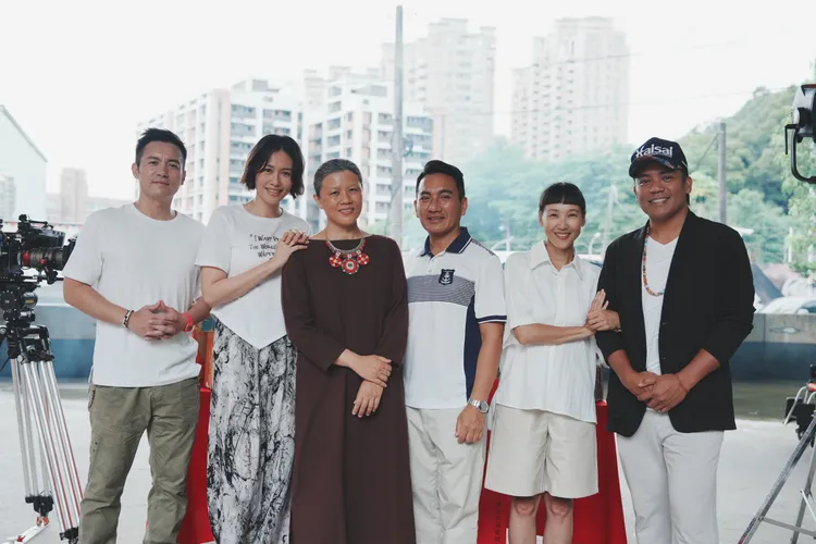 張本渝（右二）幾乎素顏，和撒基努飾演夫妻，左起為范逸臣、黃莉、莉芙‧烏娃兒、民雄。原文會提供