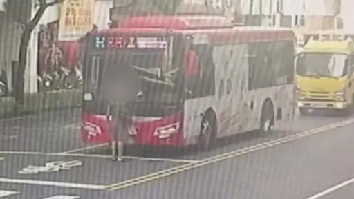公車司機沒見民眾招手！他攔下公車理論　下一秒都進派出所說明