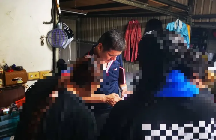 分隊長帶隊尋獲少女並向家屬說明情況。翻攝畫面
