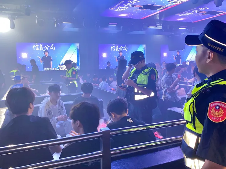 34歲曹姓男子和24歲法國籍C男1日於舞池爆發肢體衝突，店家未報案，信義分局加強酒館夜店查察。翻攝畫面