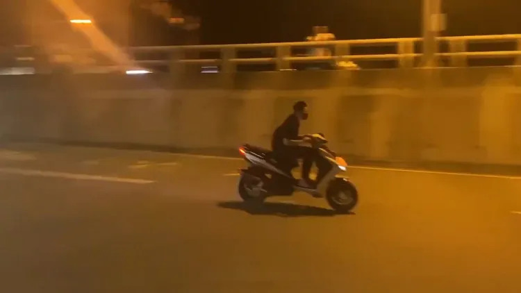 未戴安全帽狂飆車。翻攝畫面