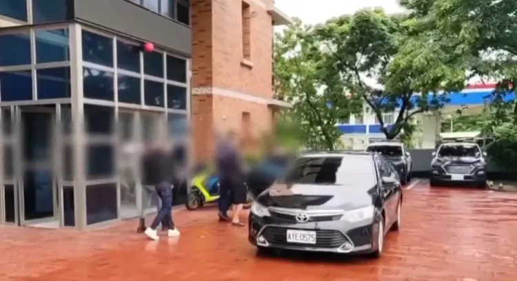 嫌犯移送。新湖警分局提供
