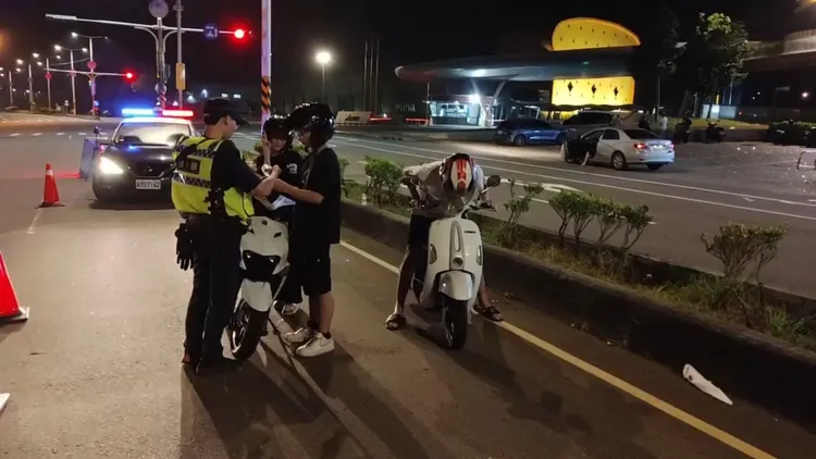 警方持續設崗取締飆車。翻攝畫面