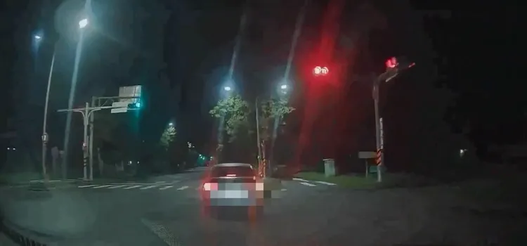 警員行經員山鄉深洲路時，發現一輛轎車行經可疑。翻攝照片