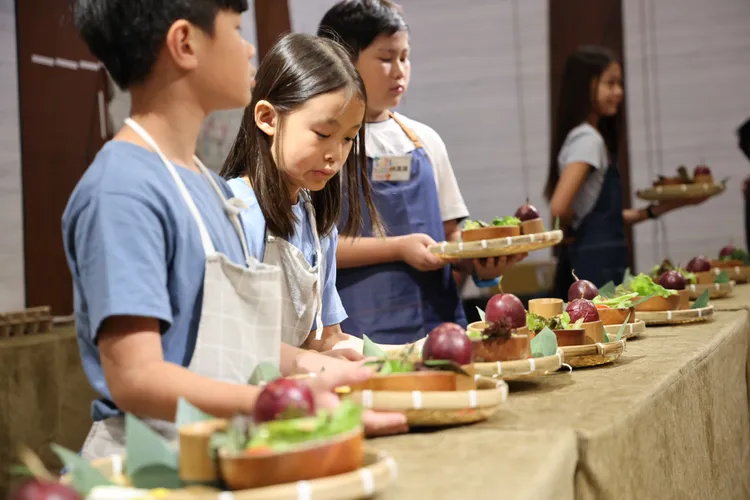營隊最終將由孩子們運用親手採集的食材，化身主廚與餐廳經理，為前來參加結業式的父母端上一桌專屬的野食餐桌。雲品溫泉酒店提供