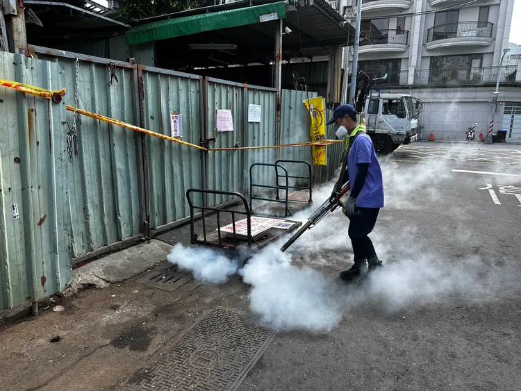 洪仁資收場周邊進行化學防治工作。翻攝畫面