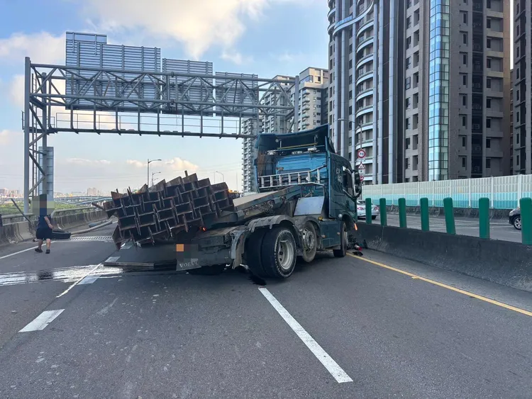 載運鋼條的聯結車「對折」橫擋佔據路面，台64往八里方向全面封閉，導致下班車潮大塞車。翻攝畫面