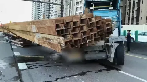 五股塞回板橋！台64聯結車突爆胎撞護欄「車體斷兩截」　西向全線封閉下班車潮慘回堵