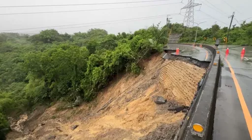 台南暴雨一夜沒停！　龍崎182線　「路一半不見了」雙向封閉中