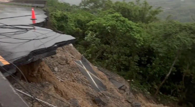 崩塌面積還在持續擴大，目前道路雙向封閉中。民眾提供