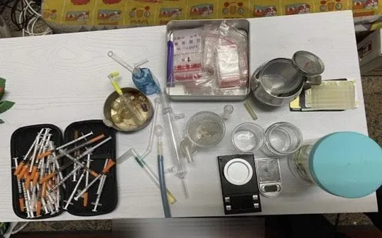 警方查獲製毒工具等證物。翻攝畫面