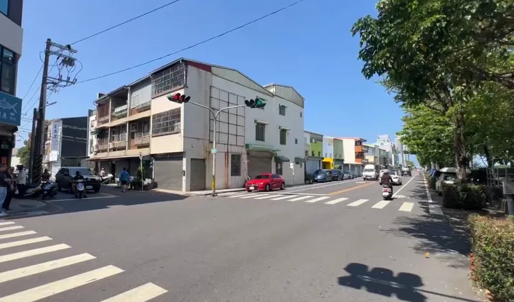 交通局指出，告示牌使用超過10年，出現脫膠情形，已派員拆除。民眾提供