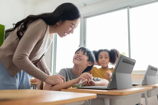 Gemini進教室！ASUS Chromebook新機登台　AI助攻學生寫報告、做筆記