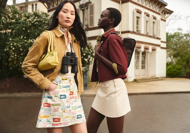 Le Pliage Xtra（左）、Looong包（右）皆以橫向延展的法棍包輪廓登場。品牌提供