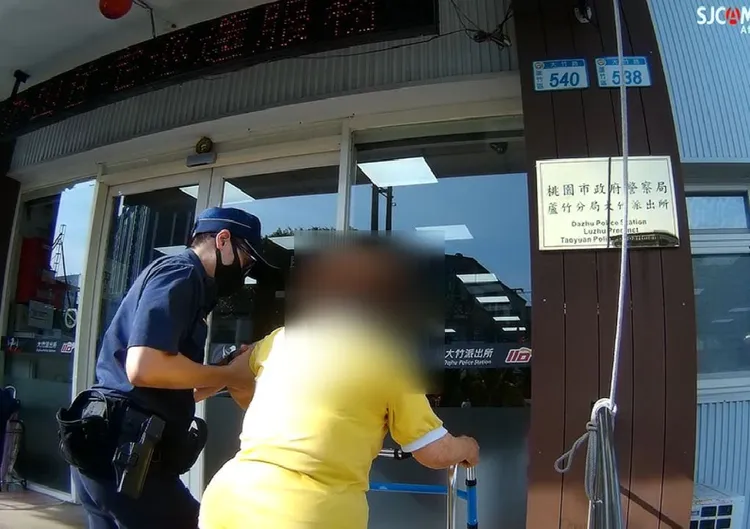 警員把九旬嬤帶回警所休息。蘆竹警分局提供