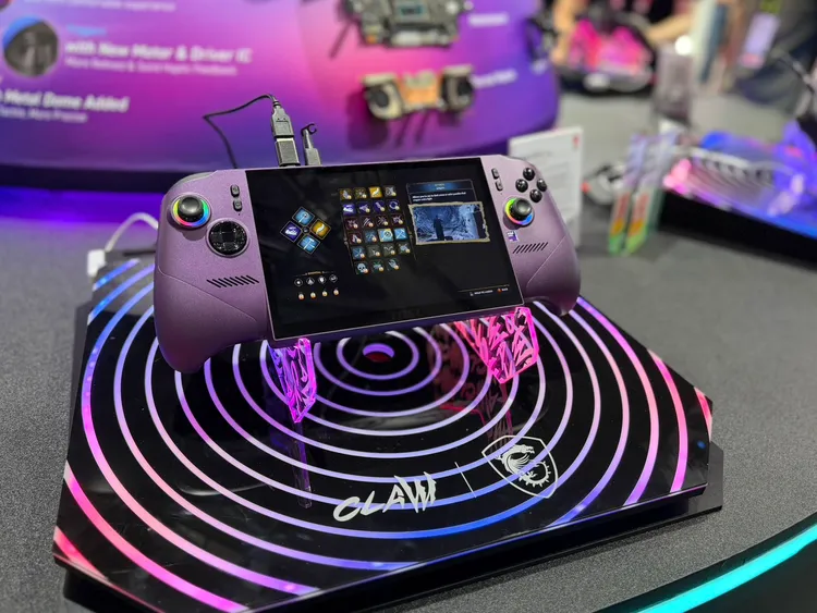 電競掌機採用少見的紫色設計，搭載Intel Arc G3 Extreme處理器與8吋120Hz VRR螢幕。趙筱文攝