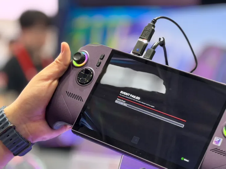 Claw 8 EX AI+電競掌機導入霍爾效應搖桿與觸發器，官方表示可提升操作精準度，並降低長時間使用後因磨耗造成飄移的機率。趙筱文攝
