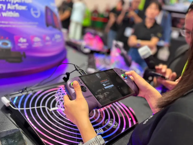 Claw 8 EX AI+電競掌機採用8吋120Hz VRR螢幕，機身握把曲度與背面咬花紋路重新設計，可提升玩家長時間遊玩的握持穩定度與舒適感。趙筱文攝