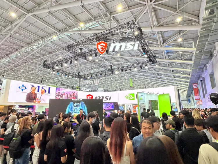 MSI在COMPUTEX 2026展出40週年限定筆電、電競掌機與多款特仕版新品，也吸引許多民眾前往駐足。趙筱文攝