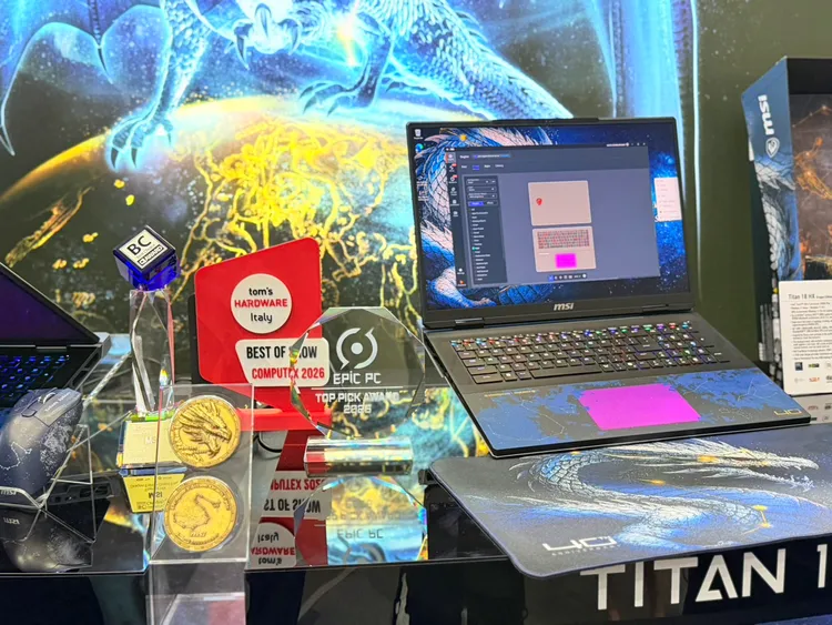 Titan 18 HX史詩天龍座40週年典藏特仕版隨附專屬收藏紀念幣，呼應MSI40週年限定身份；現場解說人員還表示，若未來持續推出Dragon Edition系列，紀念幣也可成為玩家收藏的一部分。趙筱文攝