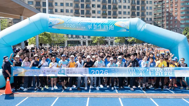 逾2千名畢業生參加路跑。新竹市府提供