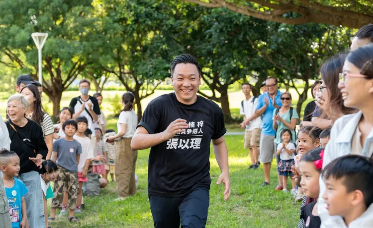 有家人幫忙照顧幼嬰，張以理忙於選務，才無後顧之憂。翻攝畫面