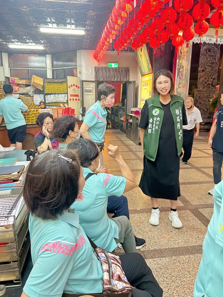 黃敬雅挺著大肚子奔走黨內初選。翻攝畫面