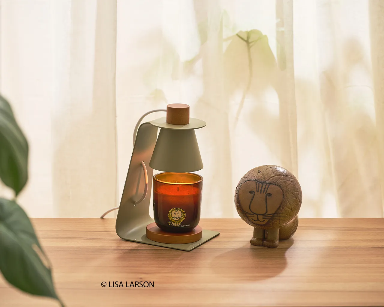 VANA Lisa Larson聯名系列Soothing Leo夏日暖獅香氛蠟燭，250g／1280元。品牌提供