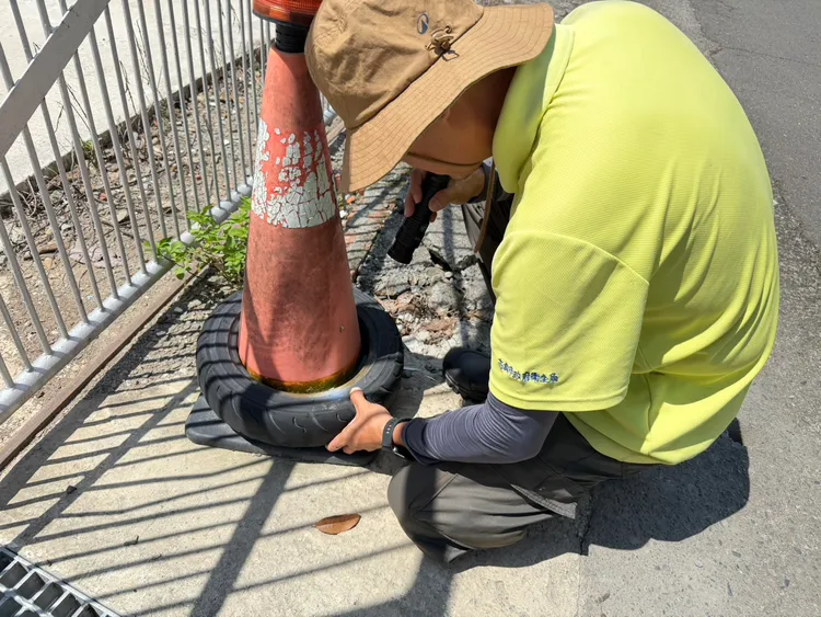 防疫人員孳生源檢查，籲請民眾三角錐勿套放廢輪胎避免孳生病媒蚊。翻攝畫面