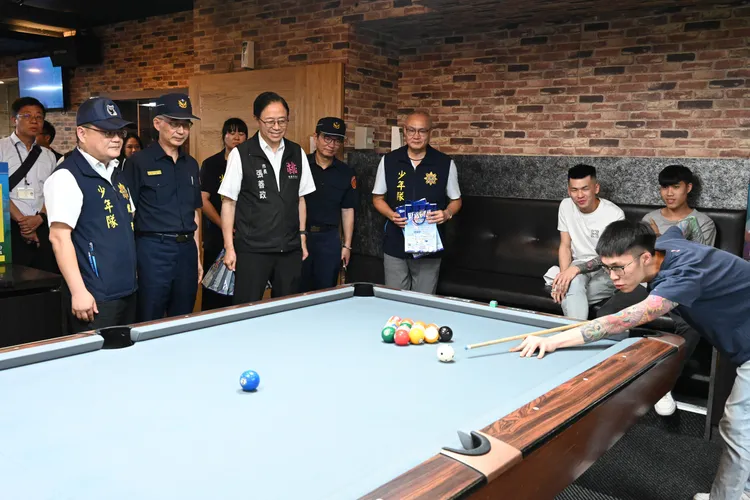 張善政在警察局長廖恆裕陪同下前往中壢區撞球場臨檢。桃園市警局提供