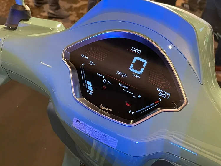 80周年特仕車並且標配Vespa MIA多媒體平台。林浩昇攝