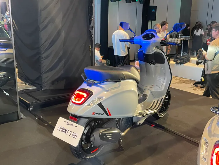 Sprint S 180 ABS延續運動化車身比例與六角形頭燈設計，展現更鮮明的跑格風格。並新增Keyless免鑰匙啟動系統，提升日常使用便利性。林浩昇攝