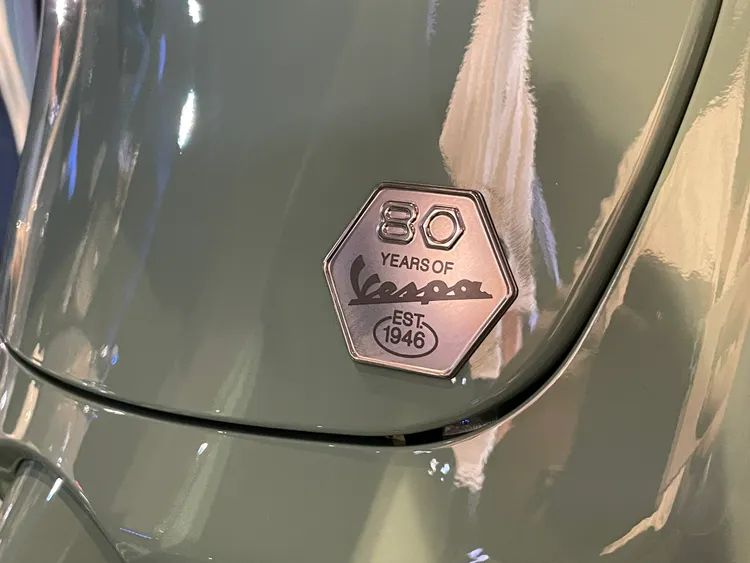 專屬「80 YEARS OF Vespa EST. 1946」六角紀念徽飾，搭配鑲嵌式紀念銘牌，凸顯限量版本身份，整體細節設計延續Vespa一貫精緻工藝與義式美學。林浩昇攝