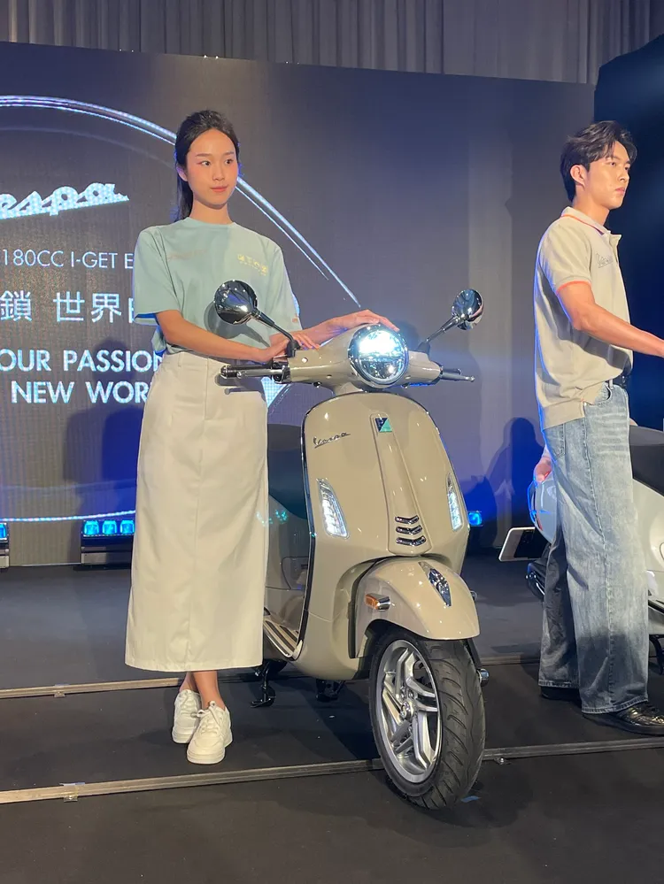 Vespa Primavera 180 ABS延續優雅圓潤的經典線條，並導入全彩LCD儀表板，車色提供淺褐沙、雪地白、含羞草黃與薄荷綠等選擇。林浩昇攝
