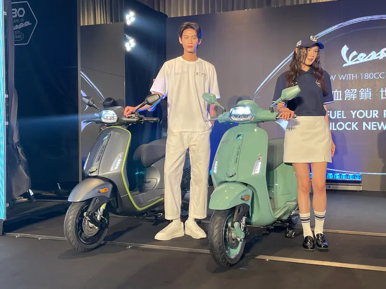 80周年特仕版(右)採用經典粉彩綠（Verde Pastello）塗裝，並延伸至車身細節與輪框設計，呈現復古與現代融合風格。車身更加入「EST. 1946」與80週年專屬徽飾，強化紀念意義。林浩昇攝