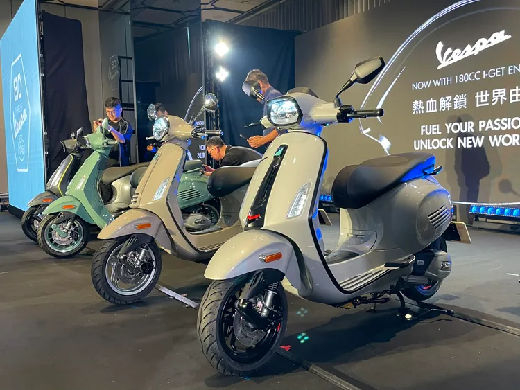 Vespa同步導入全新180cc引擎車系，透過動力系統升級，使最大馬力提升約20%、扭力提升10%，同時油耗表現改善12%。林浩昇攝