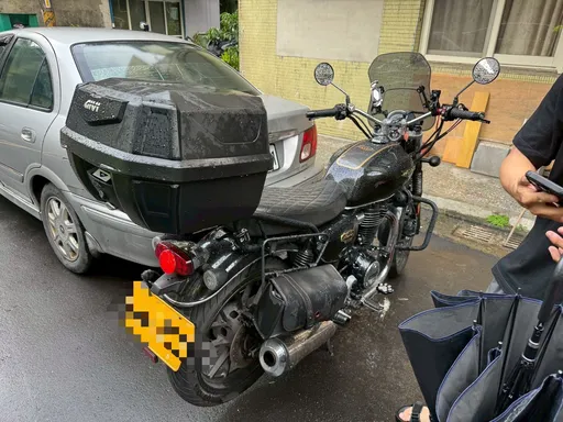 倒車撞重機留紙條涉肇逃還不夠　新莊婦擅找師傅亂修車反遭炎上