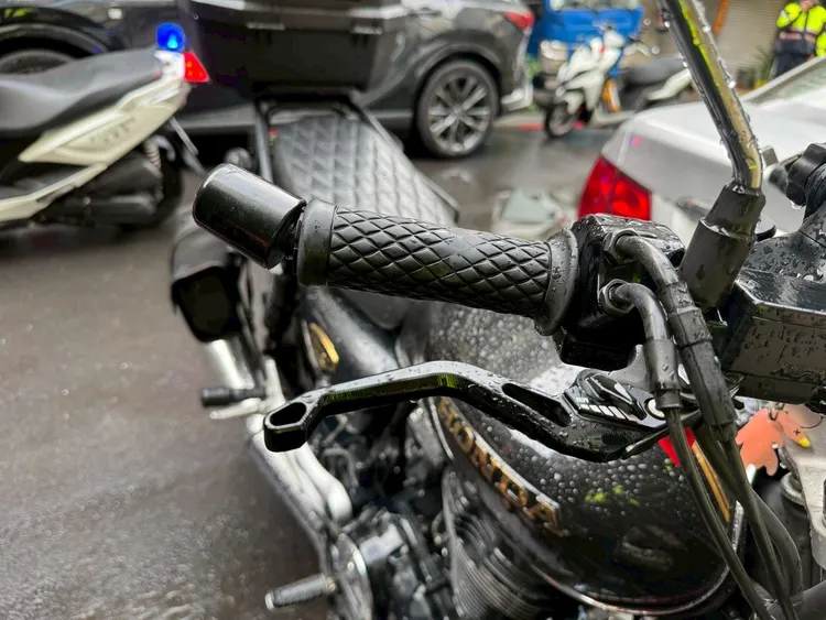 重機把手彎曲、車漆受損等，涉肇逃的陳婦事後到案說明，允諾修車反而弄得更糟。翻攝畫面