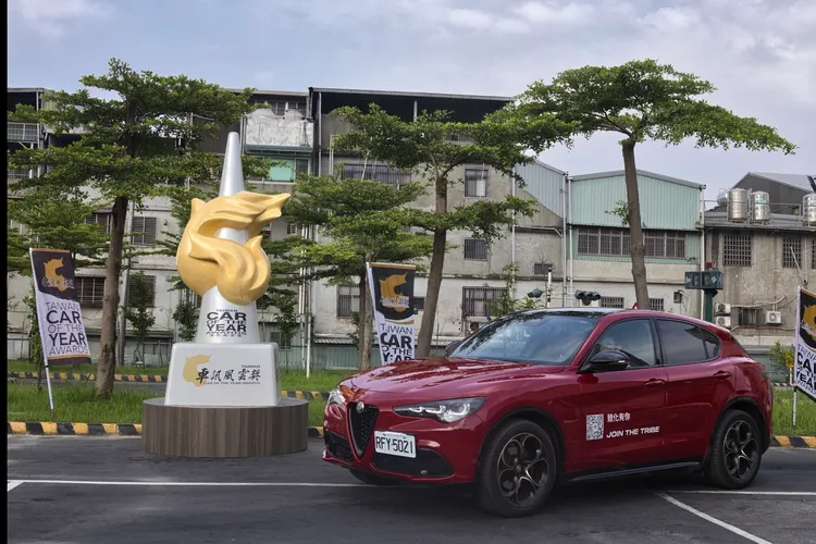 Stelvio榮獲《2026車訊風雲獎》「最佳進口豪華中型SUV」，以跑車化操控、實用空間與鮮明義式設計獲得評審肯定。業者提供