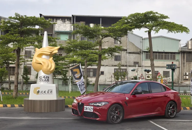 Giulia獲選「最佳進口豪華中型車」，再次展現品牌深厚的操控實力與義式性能魅力。業者提供
