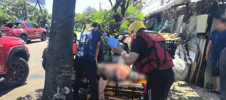 許男救起時已經沒有生命跡象，送往成大醫院急救搶命中。民眾提供