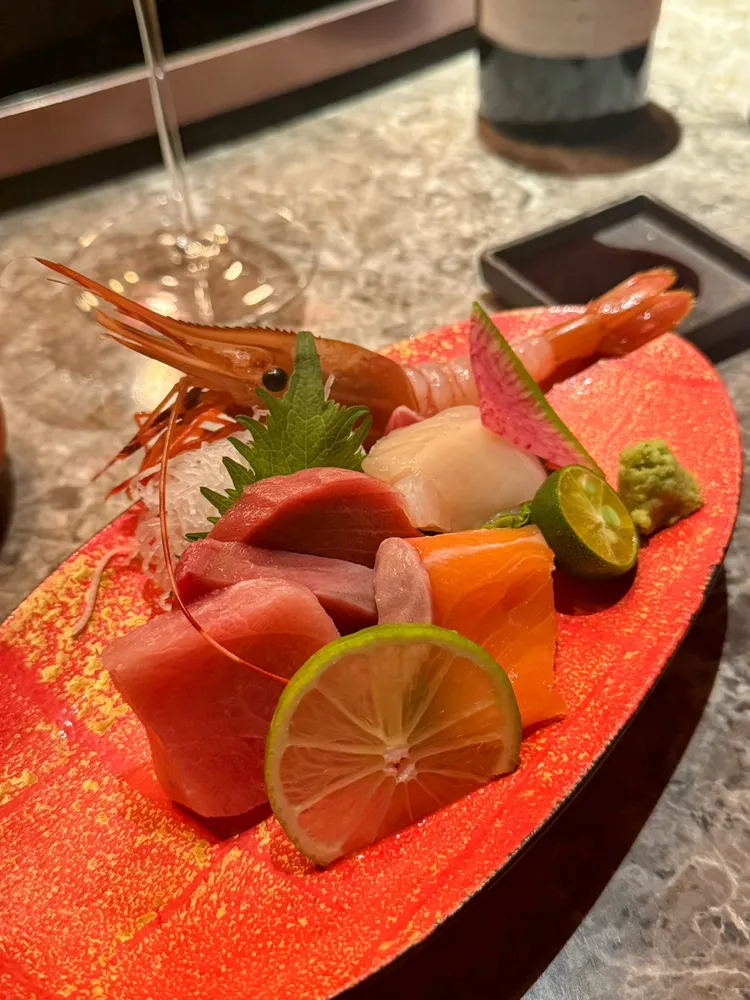 三井綜合生魚片，鮪魚干貝鮮蝦佐NIKITATSU。本丸酒業提供