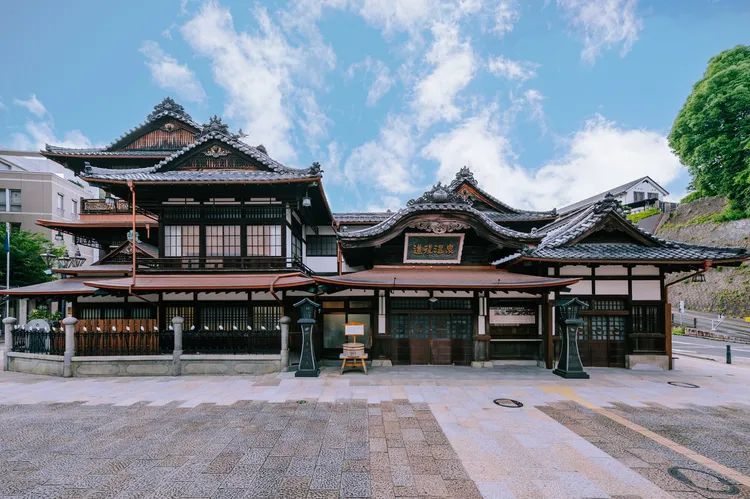道後溫泉本館，日本最古老溫泉之一。本丸酒業提供